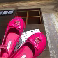 حذاء بناتي بلون فوشي مميز جدا وأنيق