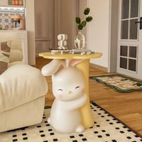 ديكور أرنب كبير بجانب الطاولة