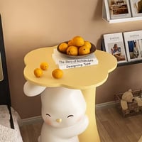 ديكور أرنب كبير بجانب الطاولة