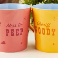 2كوب من شخصيات حكاية لعبة