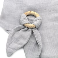 مريلة قطنية مع عضاضة خشبية