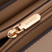 شنطة يد نسائية ومحفظة جلد بيج من BAGCO – تصميم عصر...