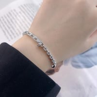 إسوارة نسائية فضية بفصوص زركون لامعة – تصميم عصري...