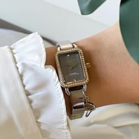 ساعة نسائية مستطيلة بلمسة جديدة وأنيقة لون ذهبي و...