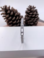 إسوارة نسائية فضية بفصوص زركون لامعة – تصميم عصري...