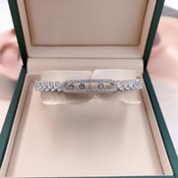 إسوارة نسائية فضية بفصوص زركون لامعة – تصميم عصري...