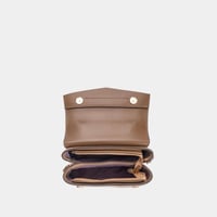 شنطة يد نسائية ومحفظة جلد بيج من BAGCO – تصميم عصر...