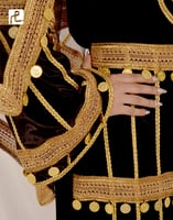 زي صنعاني بتطريز ونقوشات ذهبية