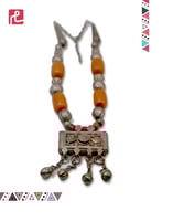 عقد كهرمان مع جوازات فضة