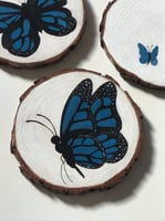 قاعدة كوب رسم يدوي -نمط فراشة-