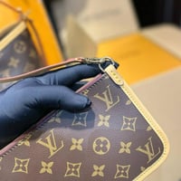 شنطة كتف نسائية بتصميم مونوجرام كلاسيكي – جودة فاخ...