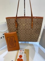 شنطة نسائية كوتش بيج وجملي بنقشة كلاسيكية مع محفظة...