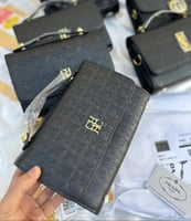 حقيبة كارولينا هيريرا جلد منقوش بشعار CH الذهبي –...