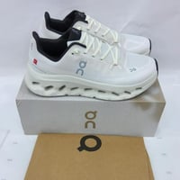 حذاء أون رننق للجري والمشي – أبيض مع تفاصيل سوداء