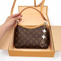 شنطة نسائية صغيرة بنقشة كلاسيكية بني مع حزام كتف