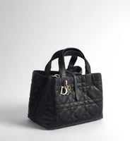 شنطة نسائية كبيرة سوداء مبطنة بمقبض علوي