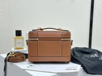 شنطة نسائية بنية تصميم بوكس بسحاب مزدوج