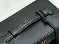 شنطة نسائية سوداء مبطنة بمقبض وسلسلة ذهبية