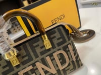 حقيبة نساء من فندي