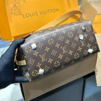 شنطة كتف نسائية بتصميم مونوجرام كلاسيكي – جودة فاخ...