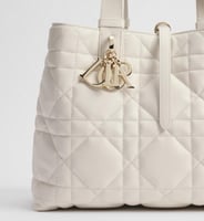 شنطة نسائية كبيرة أوف وايت مبطنة بمقبض علوي