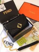 حقيبة فندي سوداء بشعار ذهبي وسلسلة فاخرة – تصميم F...