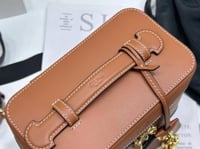 شنطة نسائية بنية تصميم بوكس بسحاب مزدوج