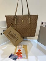 شنطة نسائية كوتش بني فاتح بنقشة كلاسيكية مع محفظة...