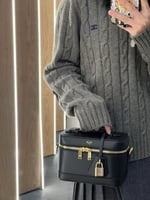 شنطة نسائية سوداء مبطنة بمقبض وسلسلة ذهبية