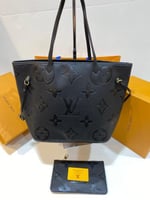 شنطة نسائية لويس فيتون جلد أسود منقوش بشعار كبير م...