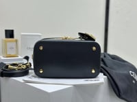 شنطة نسائية سوداء مبطنة بمقبض وسلسلة ذهبية