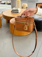 شنطة نسائية بنية تصميم بوكس بسحاب مزدوج