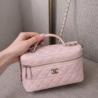 شنطة نسائية وردي مبطنة مع سلسلة كتف ومقبض علوي