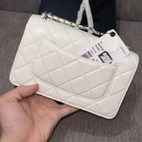 شنطة نسائية أوف وايت مبطنة بسلسلة ذهبية