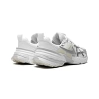 حذاء Nike V2K Run