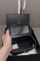 شنطة نسائية سوداء مبطنة بمقبض وسلسلة ذهبية