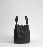 شنطة نسائية كبيرة سوداء مبطنة بمقبض علوي