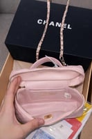 شنطة نسائية وردي مبطنة مع سلسلة كتف ومقبض علوي