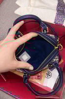 شنطة نسائية صغيرة بنقشة كلاسيكية مع حزام كتف طويل...