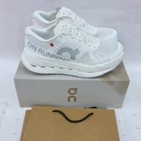 حذاء أون راننغ أبيض للجري – خفيف التهوية وعالي الأ...
