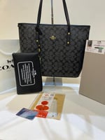 شنطة نسائية فاخرة كوتش جلد بنقشة كلاسيكية مع محفظة...