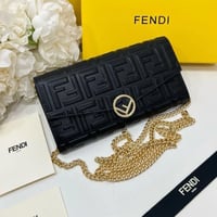 حقيبة فندي جلد فاخرة بسلسلة ذهبية – تصميم عصري أني...