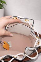 شنطة نسائية دلو بيج وأوف وايت بنقشة كلاسيكية مع حز...