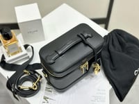 شنطة نسائية سوداء مبطنة بمقبض وسلسلة ذهبية