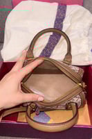 شنطة نسائية صغيرة بنقشة كلاسيكية بيج مع حزام كتف –...