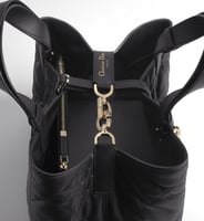 شنطة نسائية كبيرة سوداء مبطنة بمقبض علوي