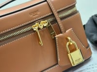 شنطة نسائية بنية تصميم بوكس بسحاب مزدوج