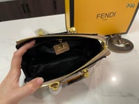 حقيبة نساء من فندي