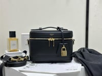 شنطة نسائية سوداء مبطنة بمقبض وسلسلة ذهبية