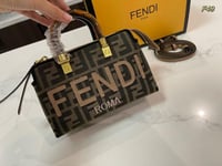 حقيبة نساء من فندي